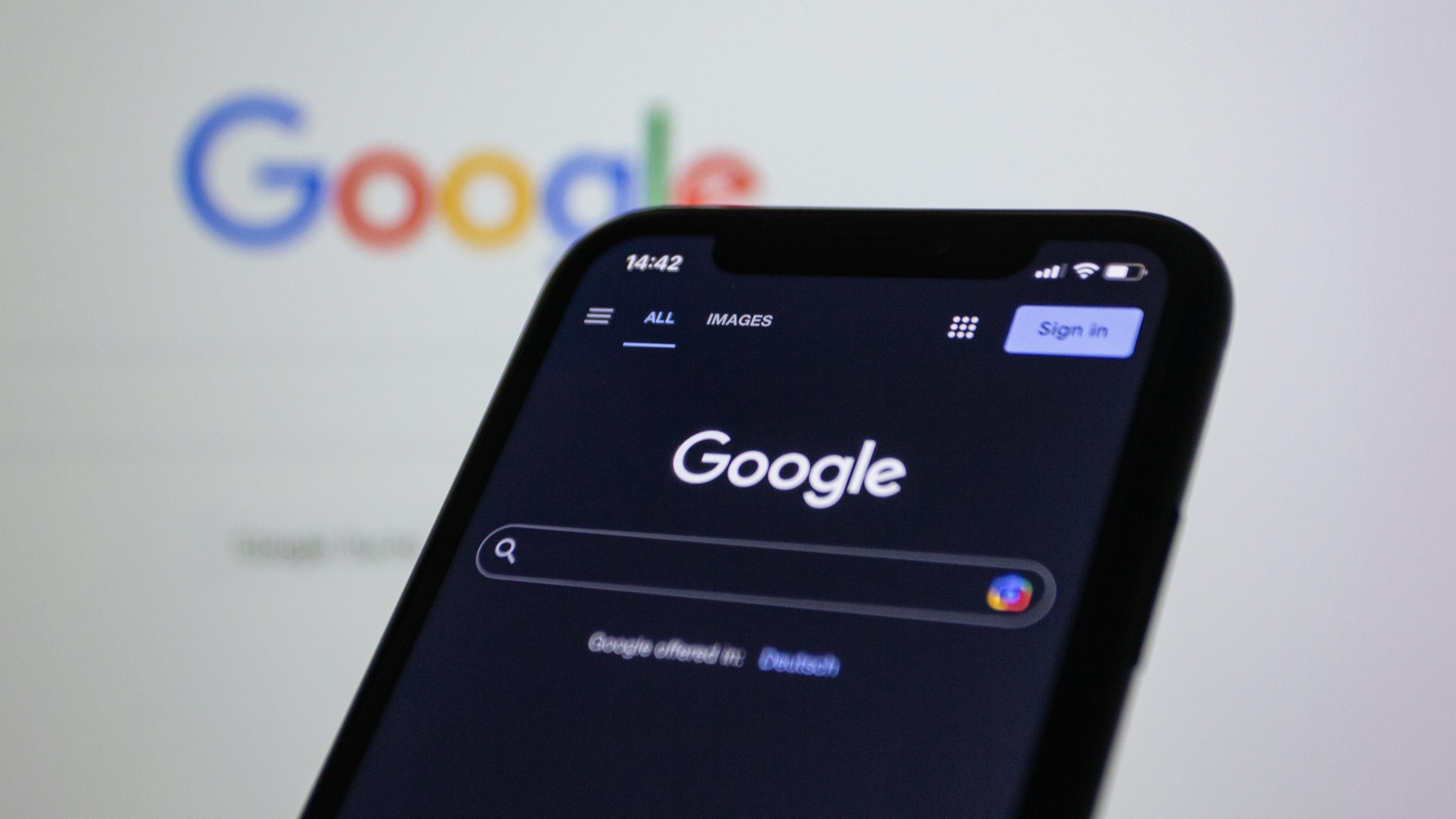 Smartphone mit Google-Suche als SEO- und Suchsichtbarkeits-Motiv.